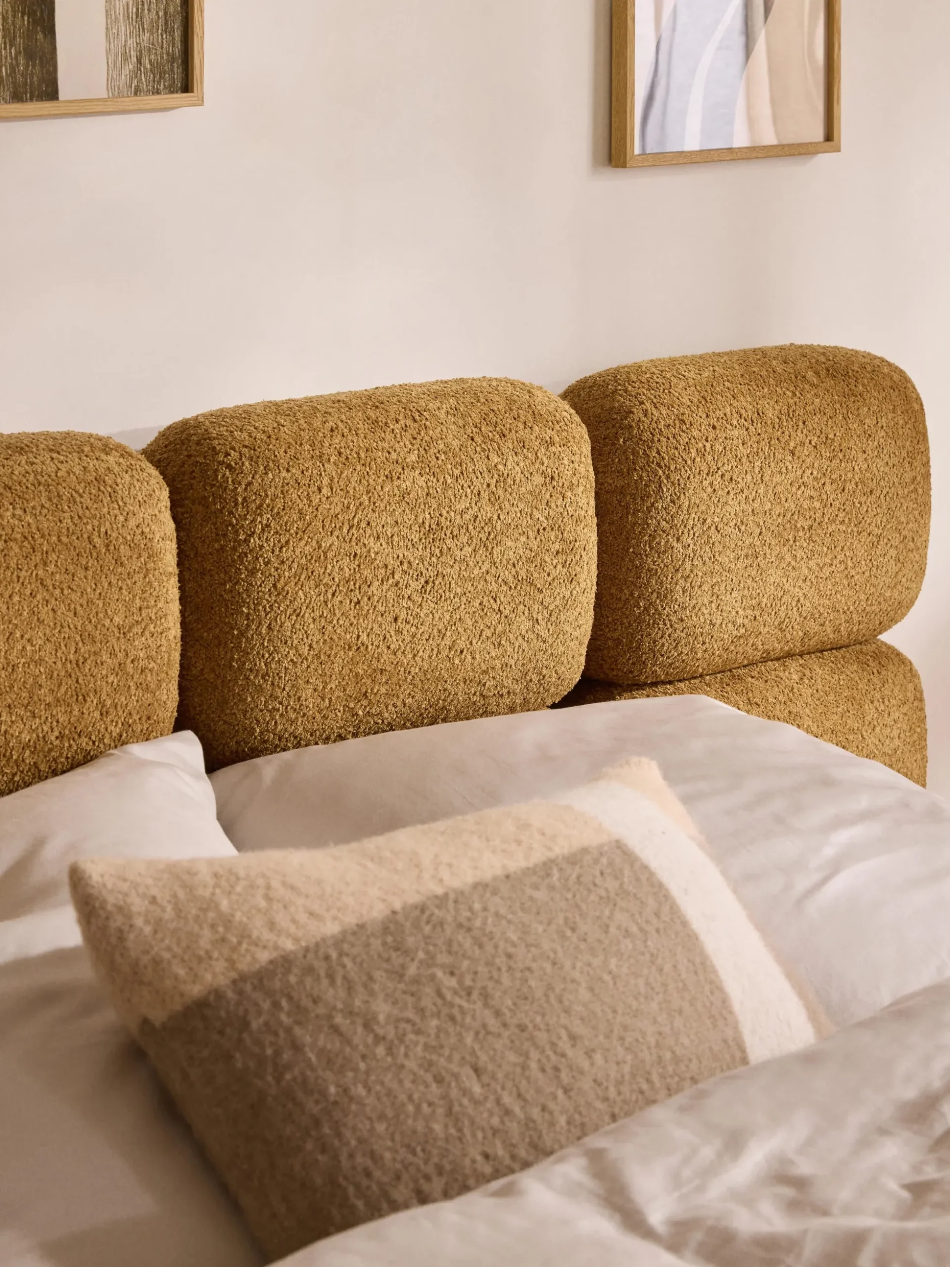 Letto imbottito in teddy bouclé con spazio contenitore aggiuntivo Tayla