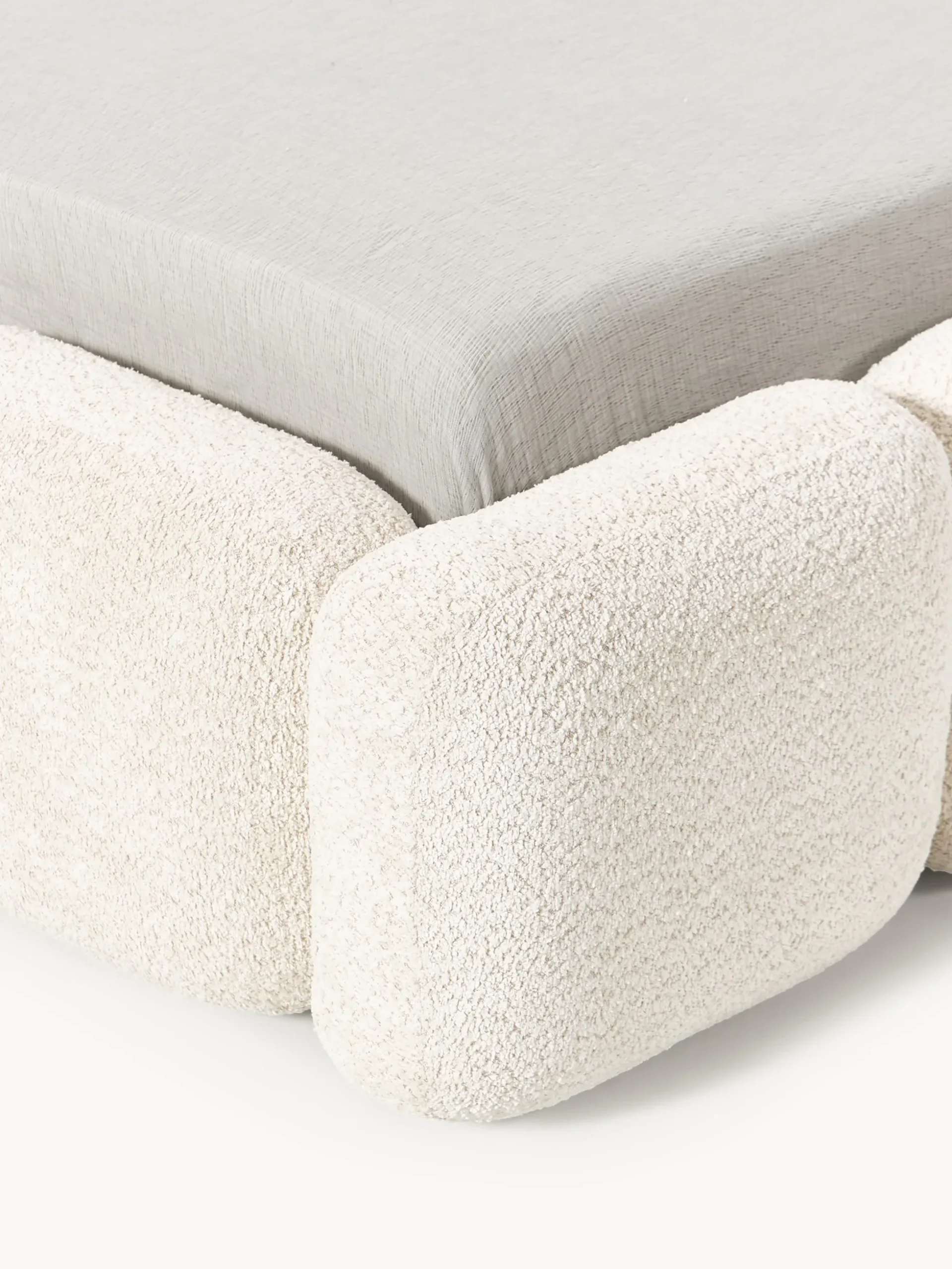 Letto imbottito in teddy bouclé con spazio contenitore aggiuntivo Tayla