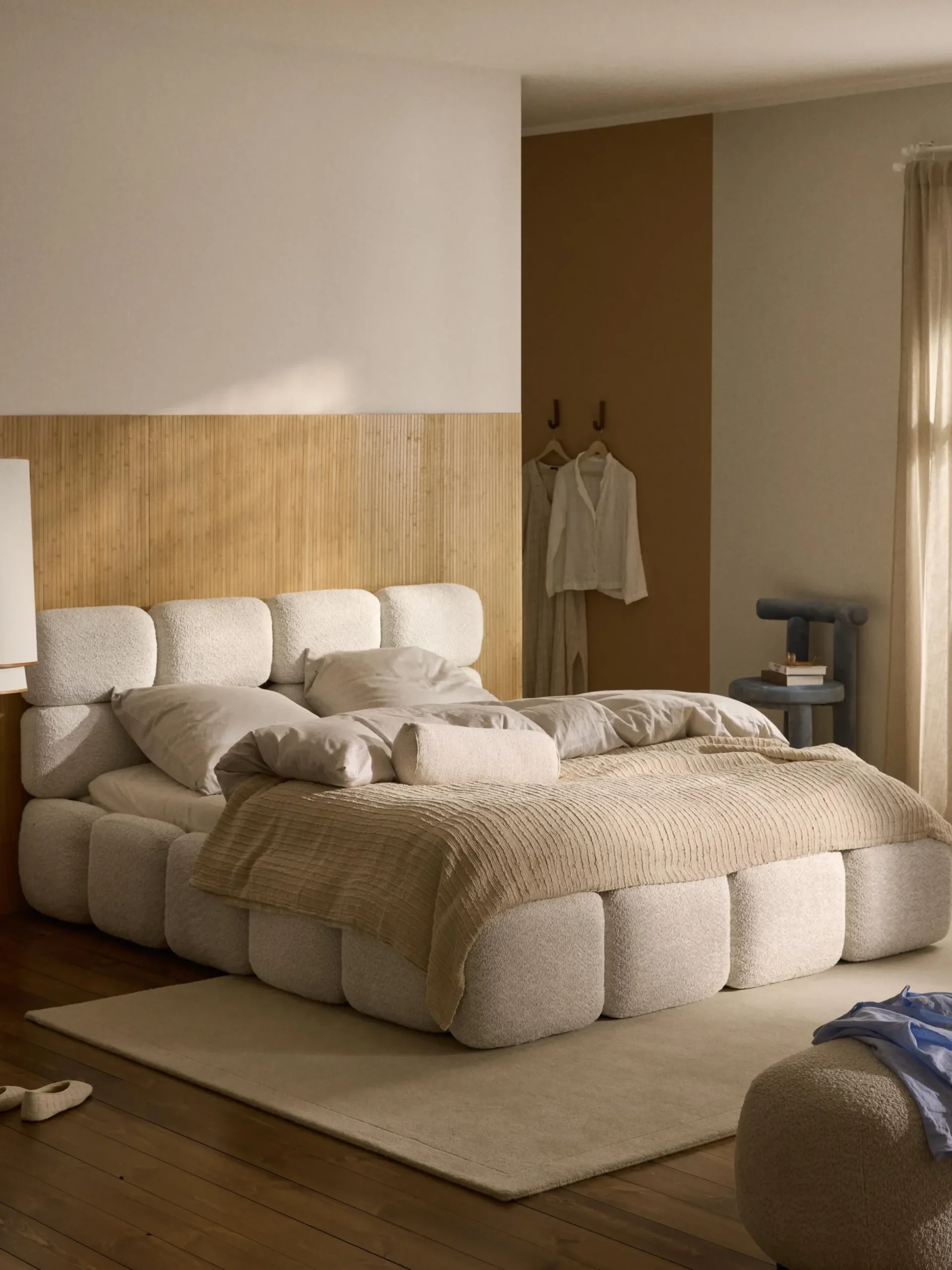 Letto imbottito in teddy bouclé con spazio contenitore aggiuntivo Tayla