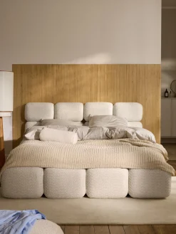 Letto imbottito in teddy bouclé con spazio contenitore aggiuntivo Tayla