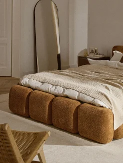Letto imbottito in teddy-bouclé con spazio contenitore aggiuntivo Tayla