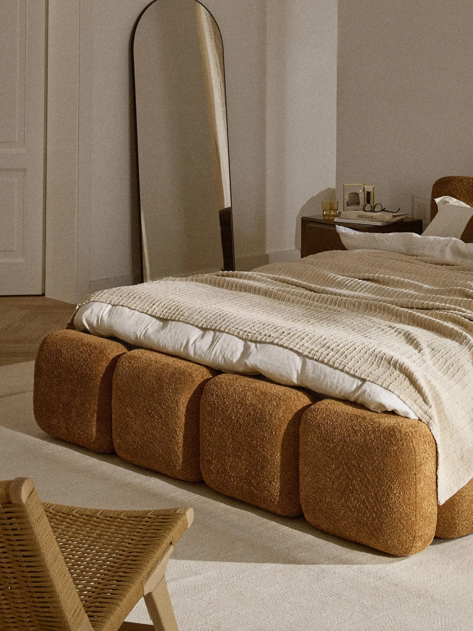 Letto imbottito in teddy-bouclé con spazio contenitore aggiuntivo Tayla