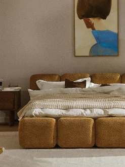 Letto imbottito in teddy-bouclé con spazio contenitore aggiuntivo Tayla