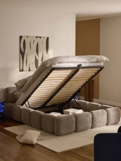 Letto imbottito in teddy-bouclé con spazio contenitore aggiuntivo Tayla