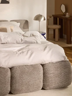 Letto imbottito in teddy-bouclé con spazio contenitore aggiuntivo Tayla