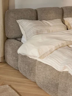 Letto imbottito in teddy-bouclé con spazio contenitore aggiuntivo Tayla
