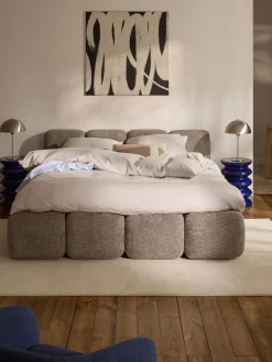 Letto imbottito in teddy-bouclé con spazio contenitore aggiuntivo Tayla