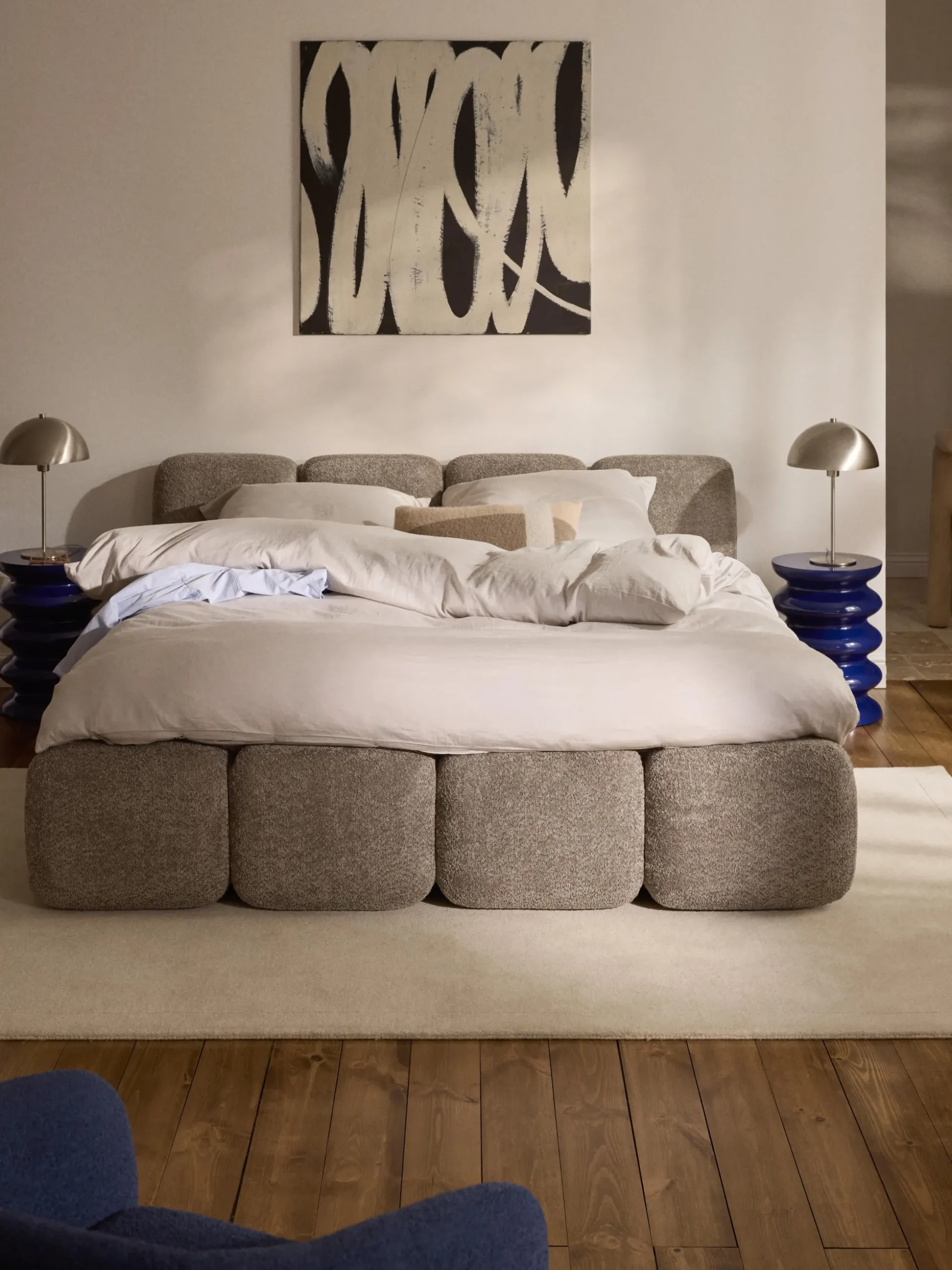 Letto imbottito in teddy-bouclé con spazio contenitore aggiuntivo Tayla