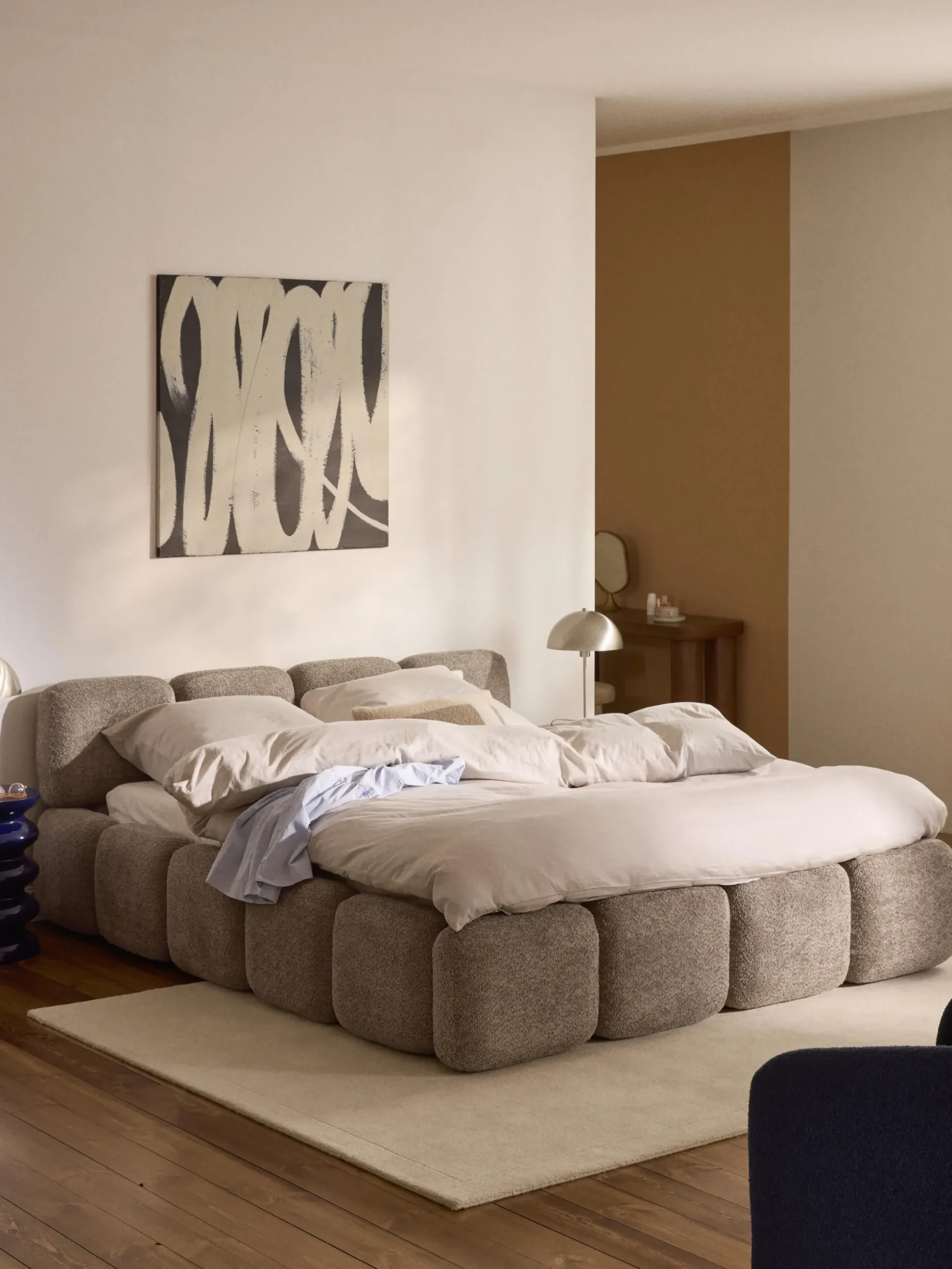 Letto imbottito in teddy-bouclé con spazio contenitore aggiuntivo Tayla