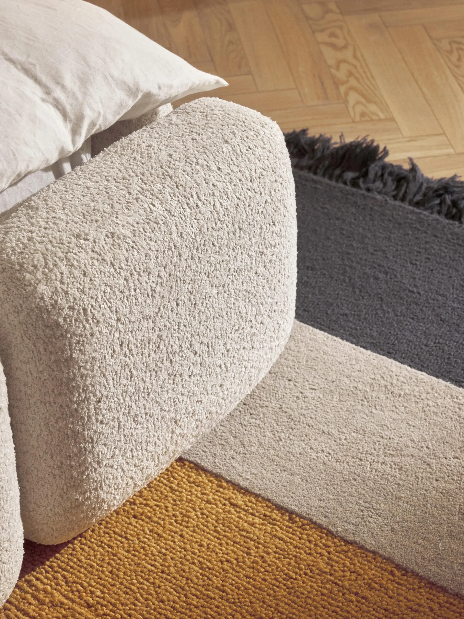 Letto imbottito in teddy-bouclé con spazio contenitore aggiuntivo Tayla