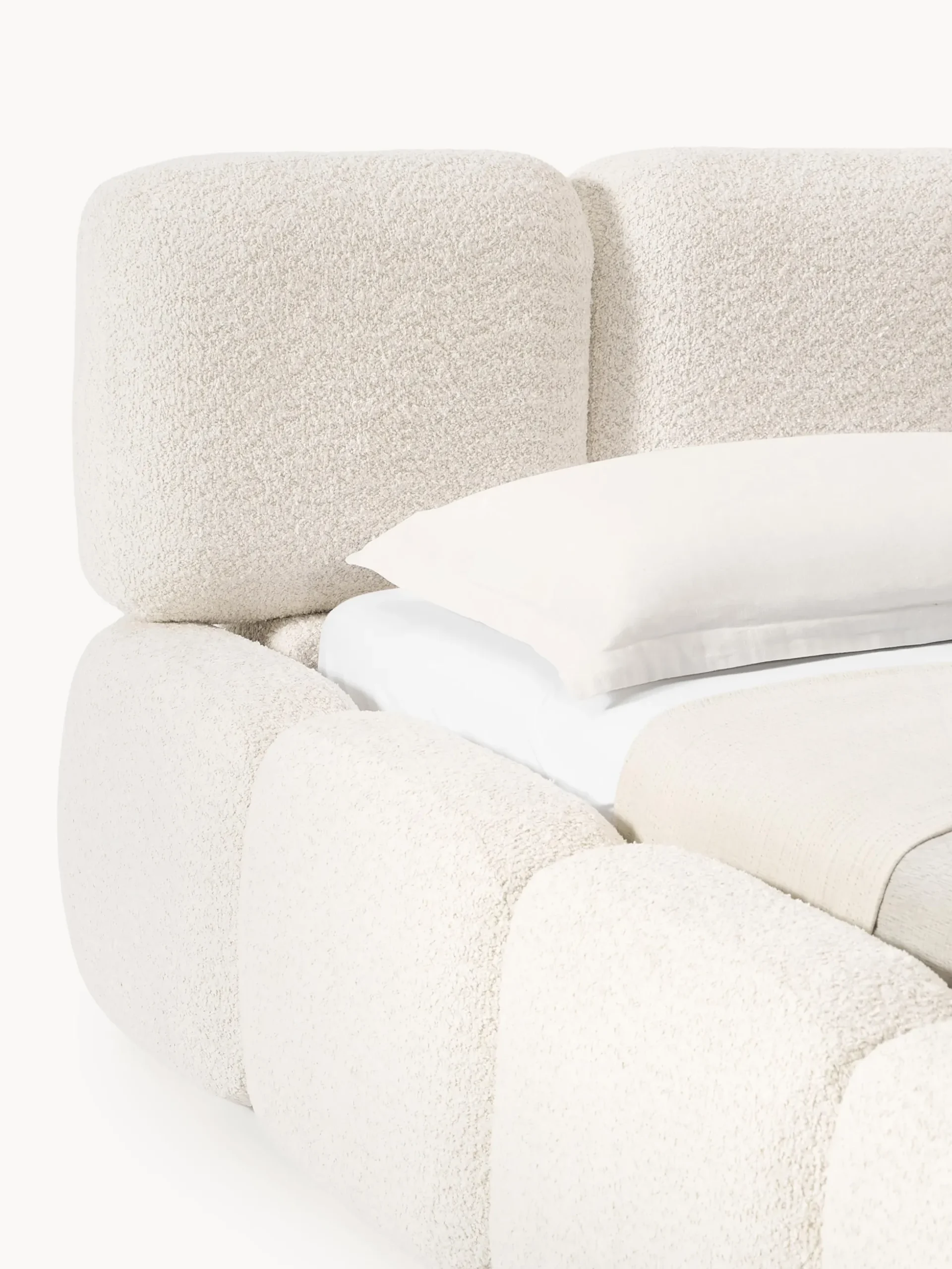 Letto imbottito in teddy-bouclé con spazio contenitore aggiuntivo Tayla
