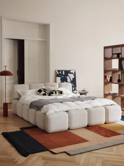 Letto imbottito in teddy-bouclé con spazio contenitore aggiuntivo Tayla