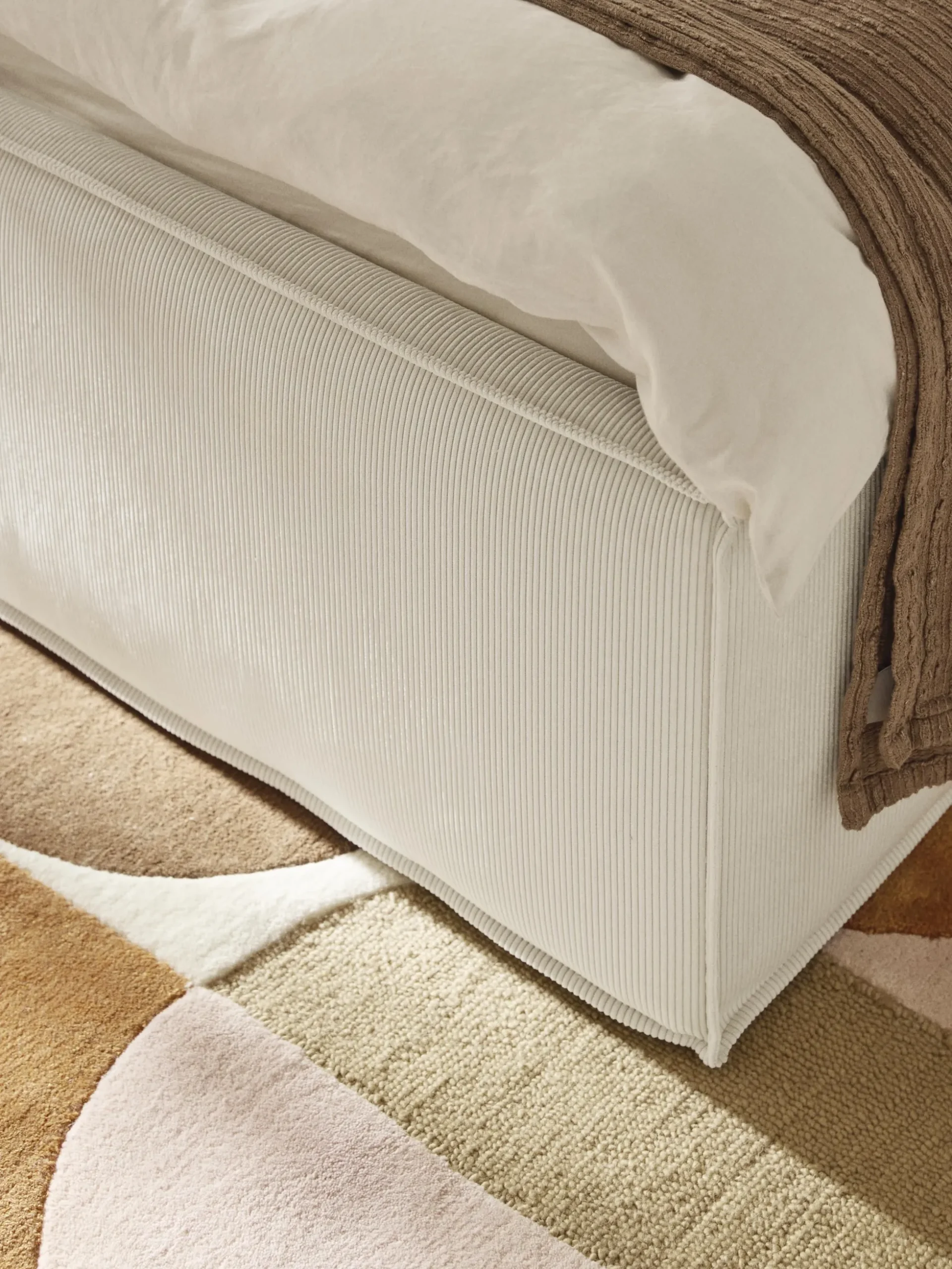 Letto imbottito in velluto a coste Dream