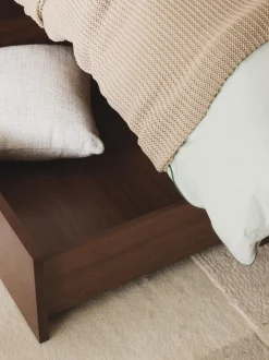 Letto in legno con cassetti e testiera Sato