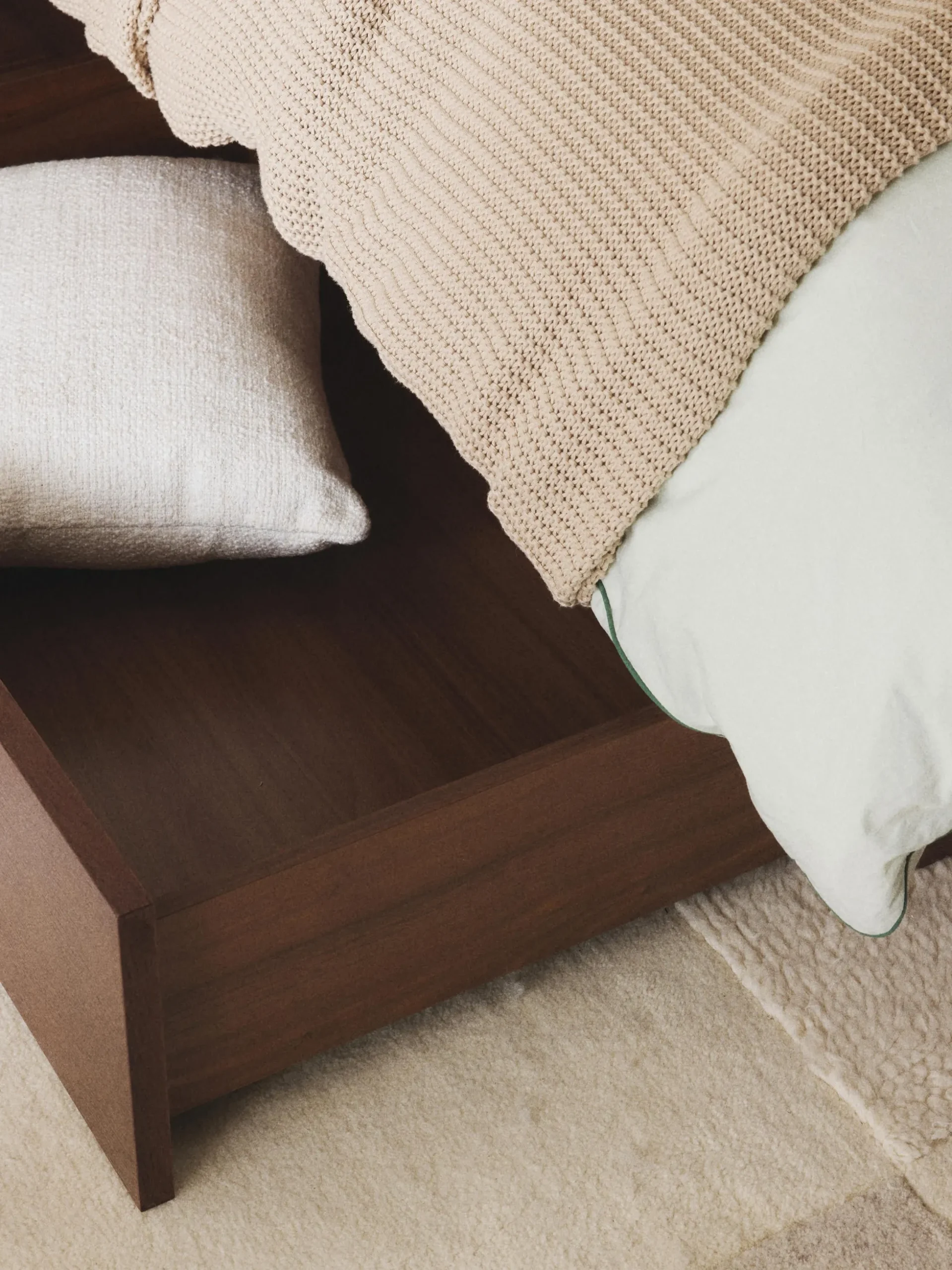 Letto in legno con cassetti e testiera Sato