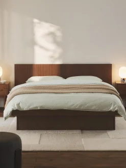 Letto in legno con cassetti e testiera Sato