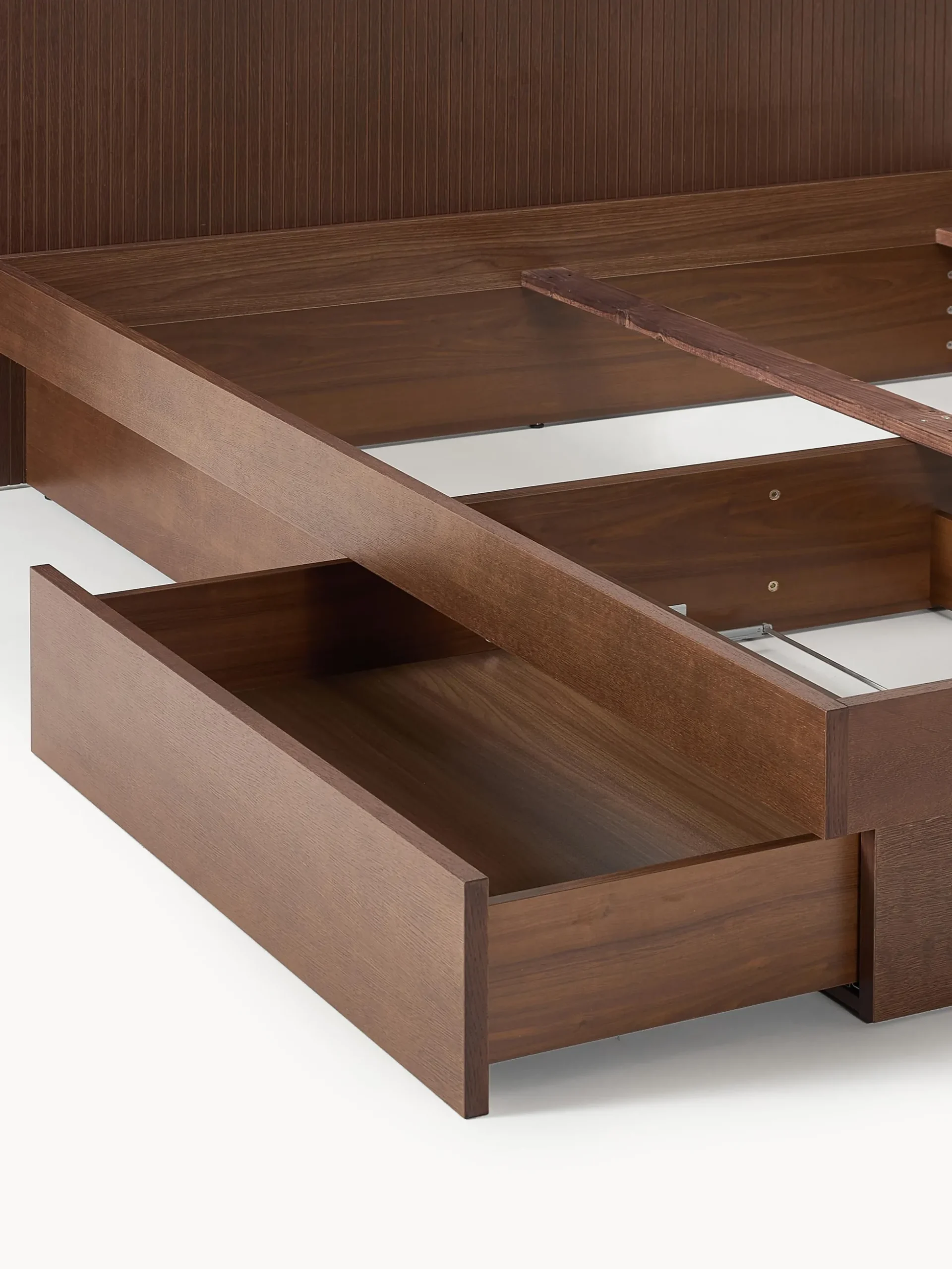 Letto in legno con cassetti e testiera Sato