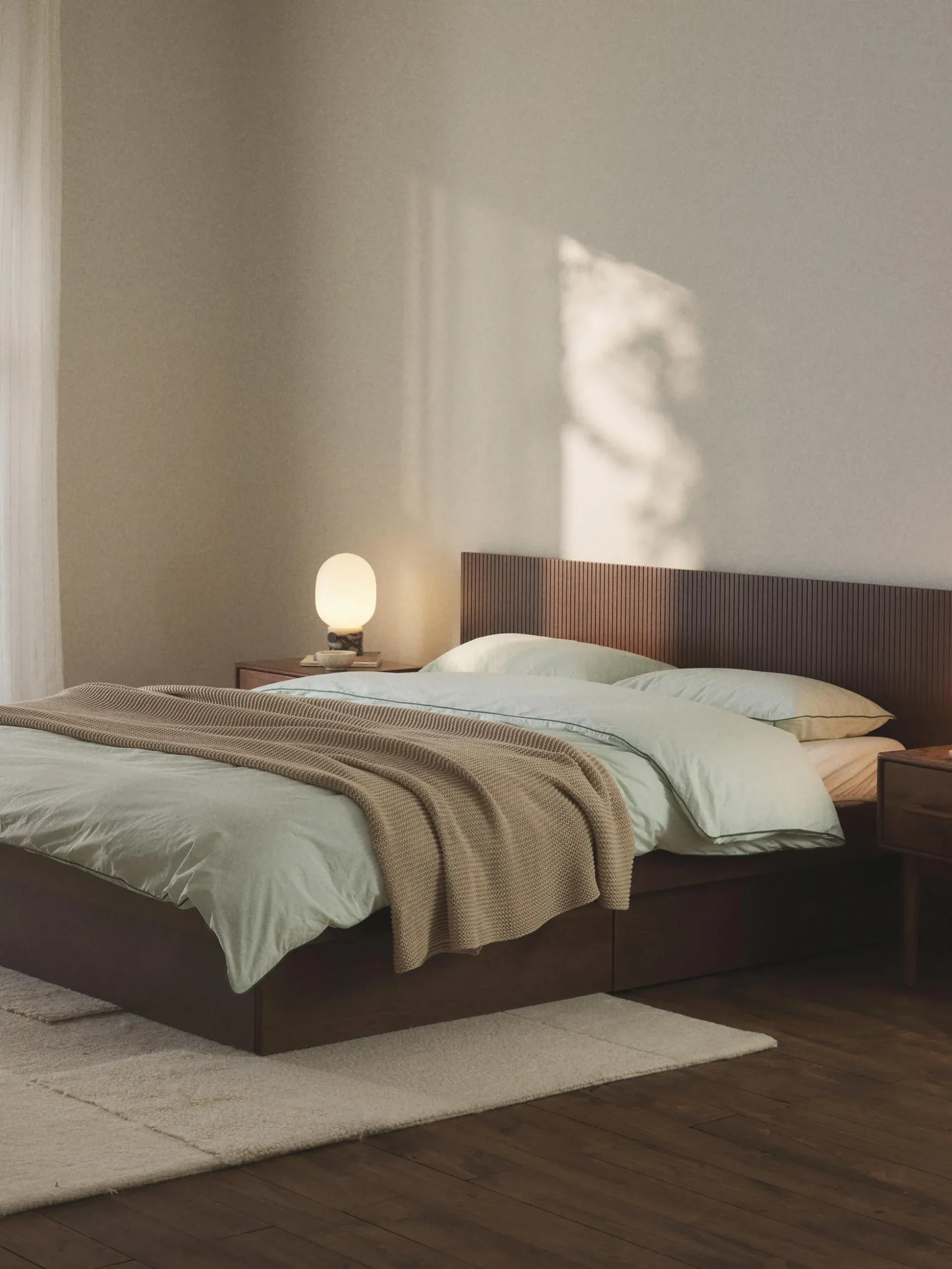 Letto in legno con cassetti e testiera Sato