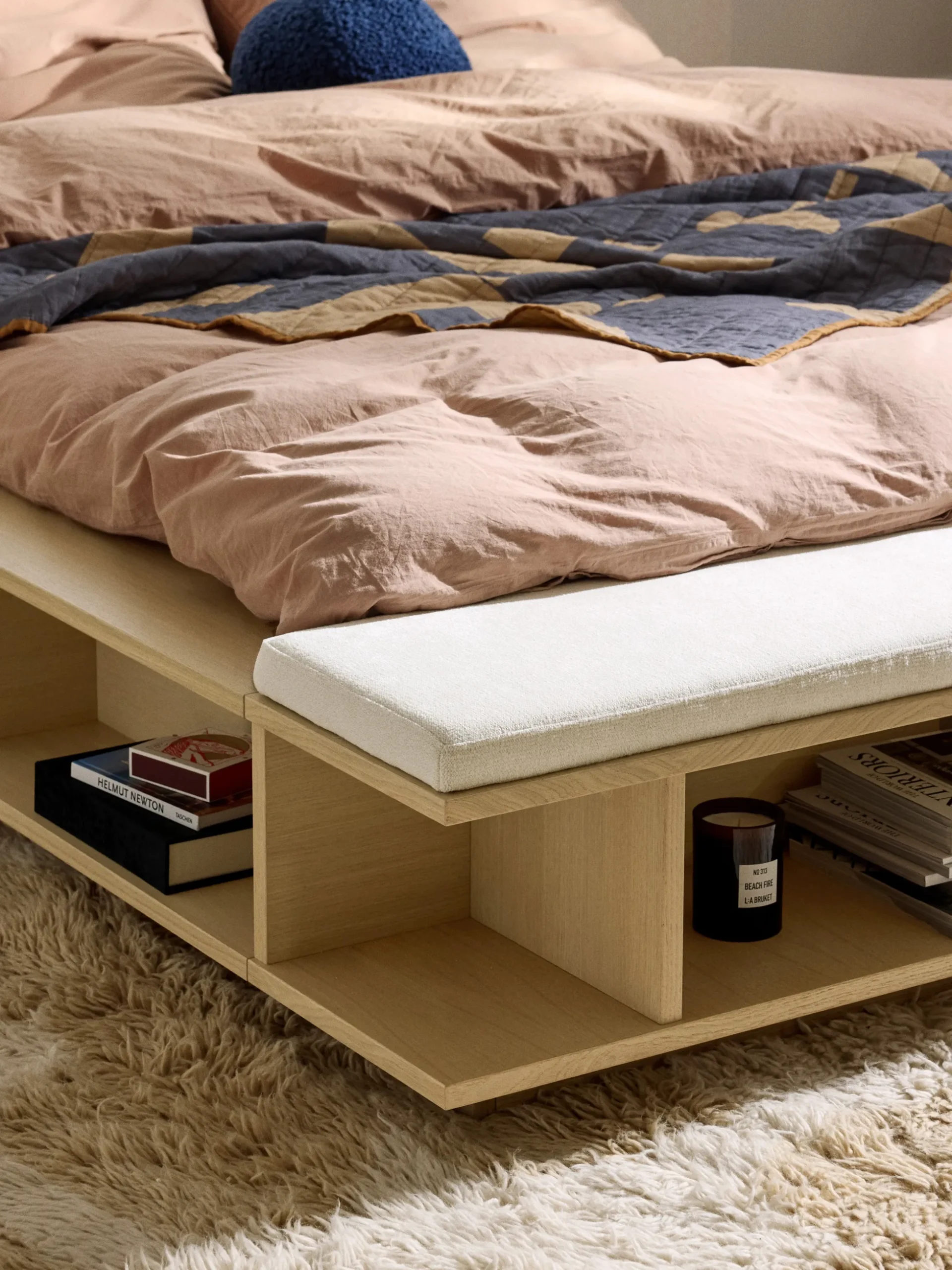 Letto in legno con panca e mensole laterali Clark