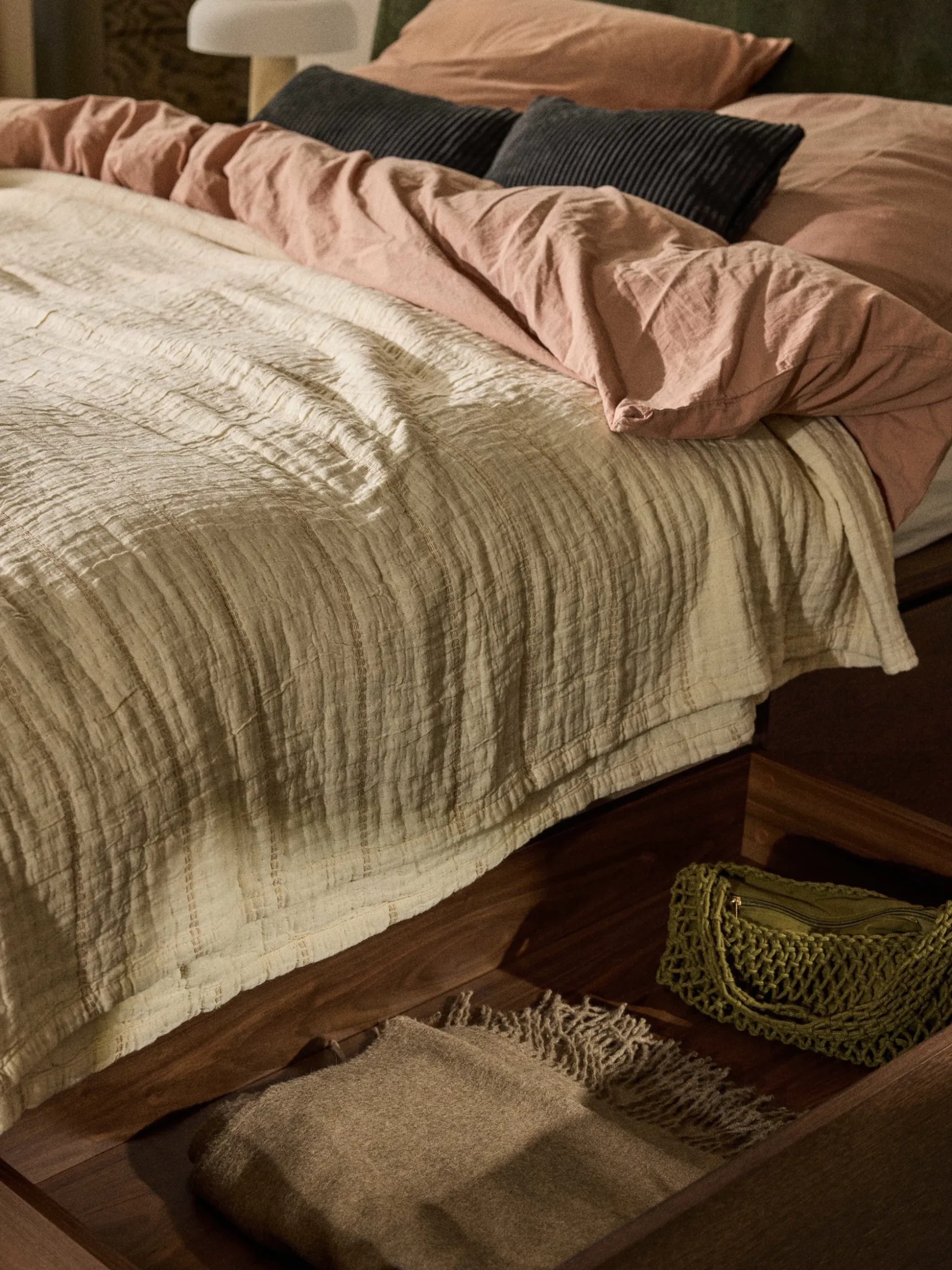 Letto in legno con testiera imbottita e cassetti Santiago