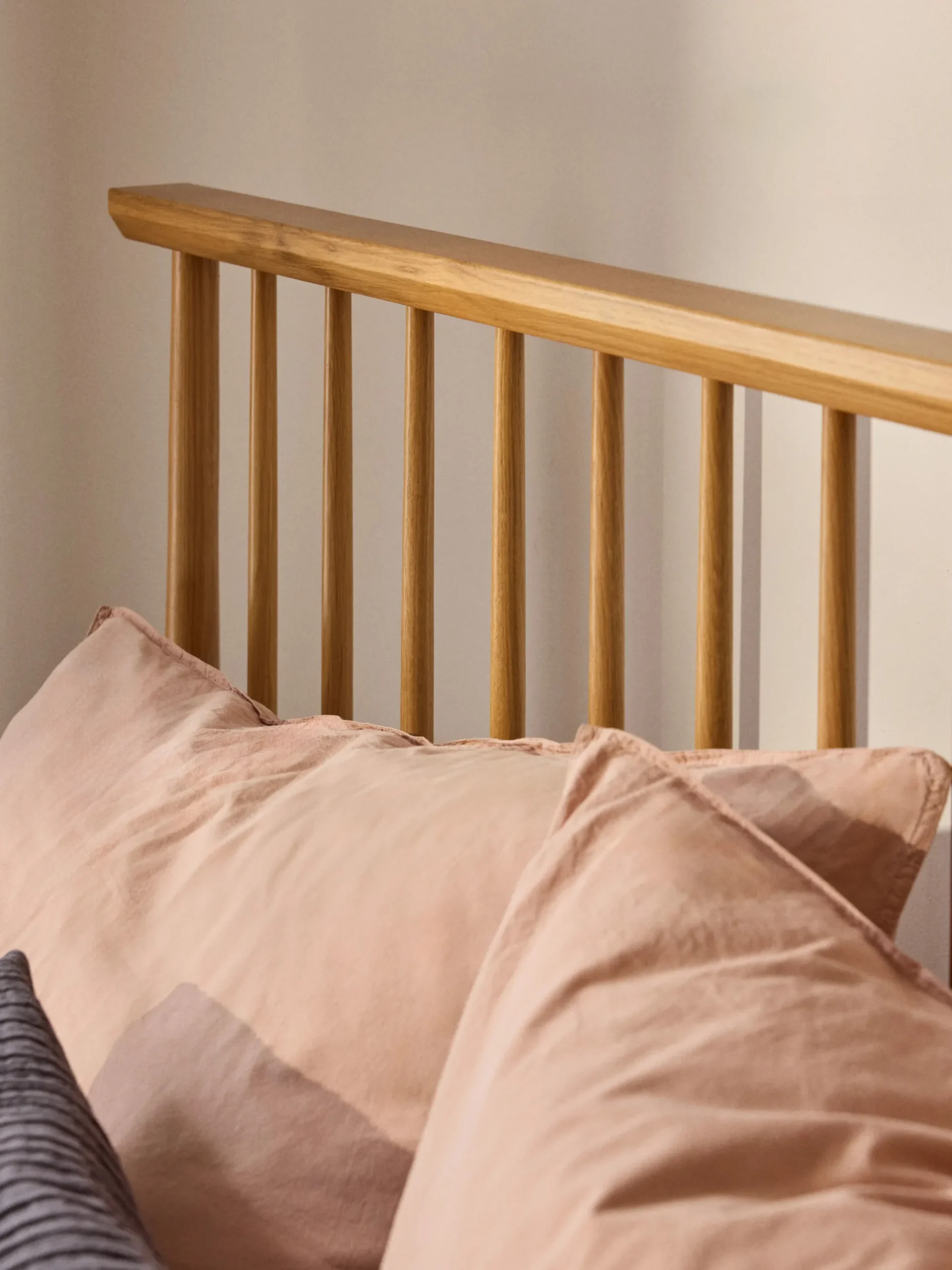 Letto in legno di pino con testiera Windsor