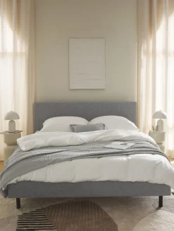 Letto imbottito con piedini in legno Giulia