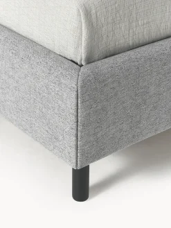Letto imbottito con piedini in legno Giulia