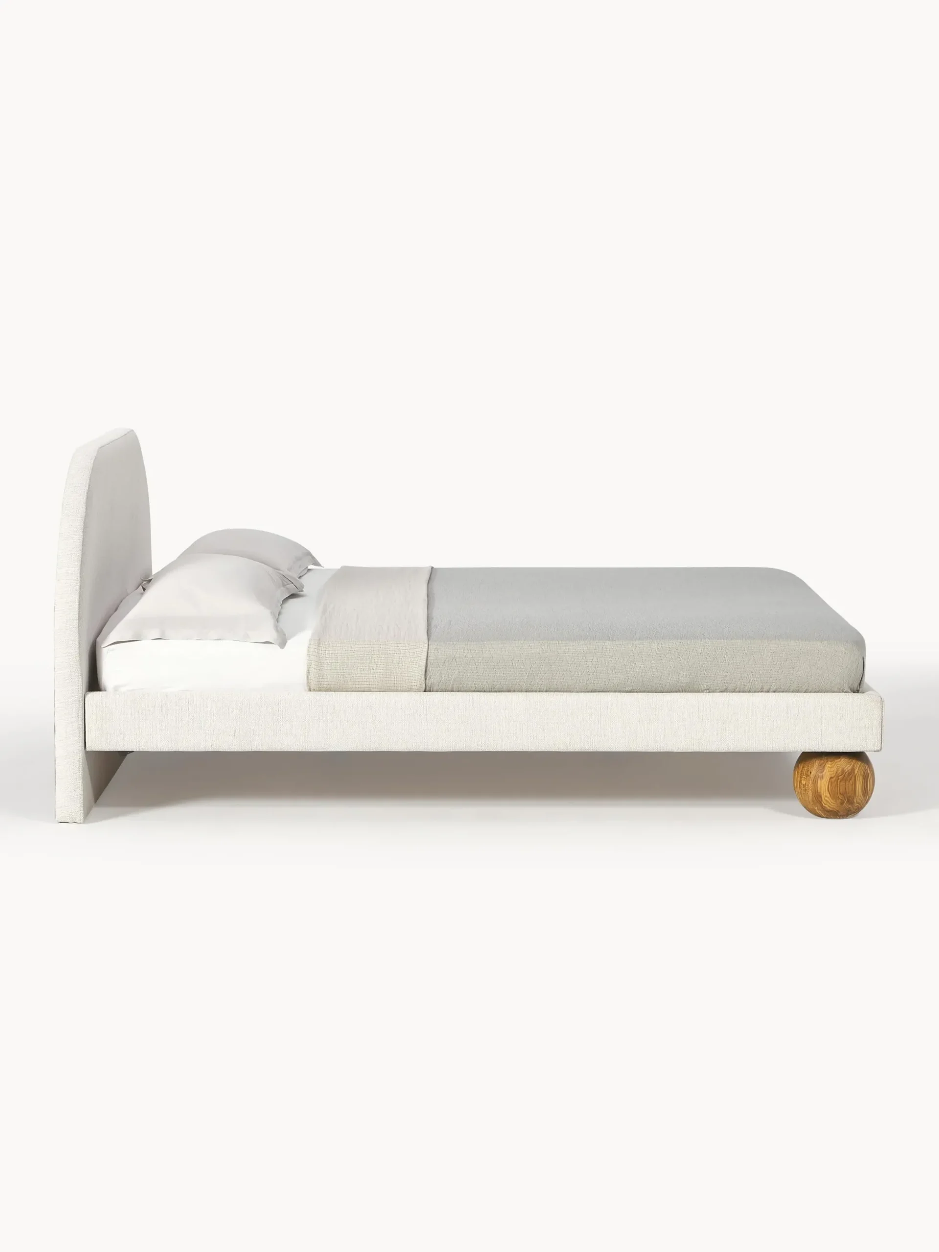 Letto imbottito con piedini rotondi in legno di quercia Rena