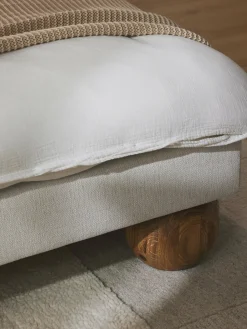Letto imbottito con piedini rotondi in legno di quercia Rena