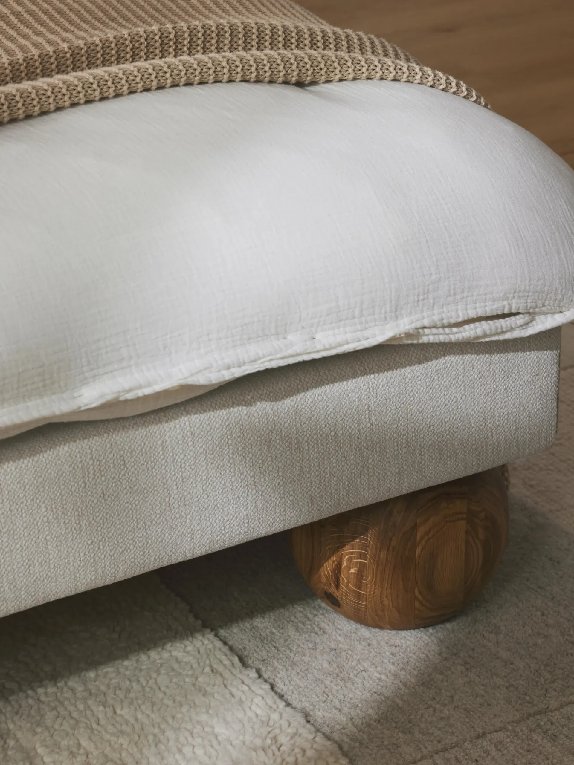 Letto imbottito con piedini rotondi in legno di quercia Rena