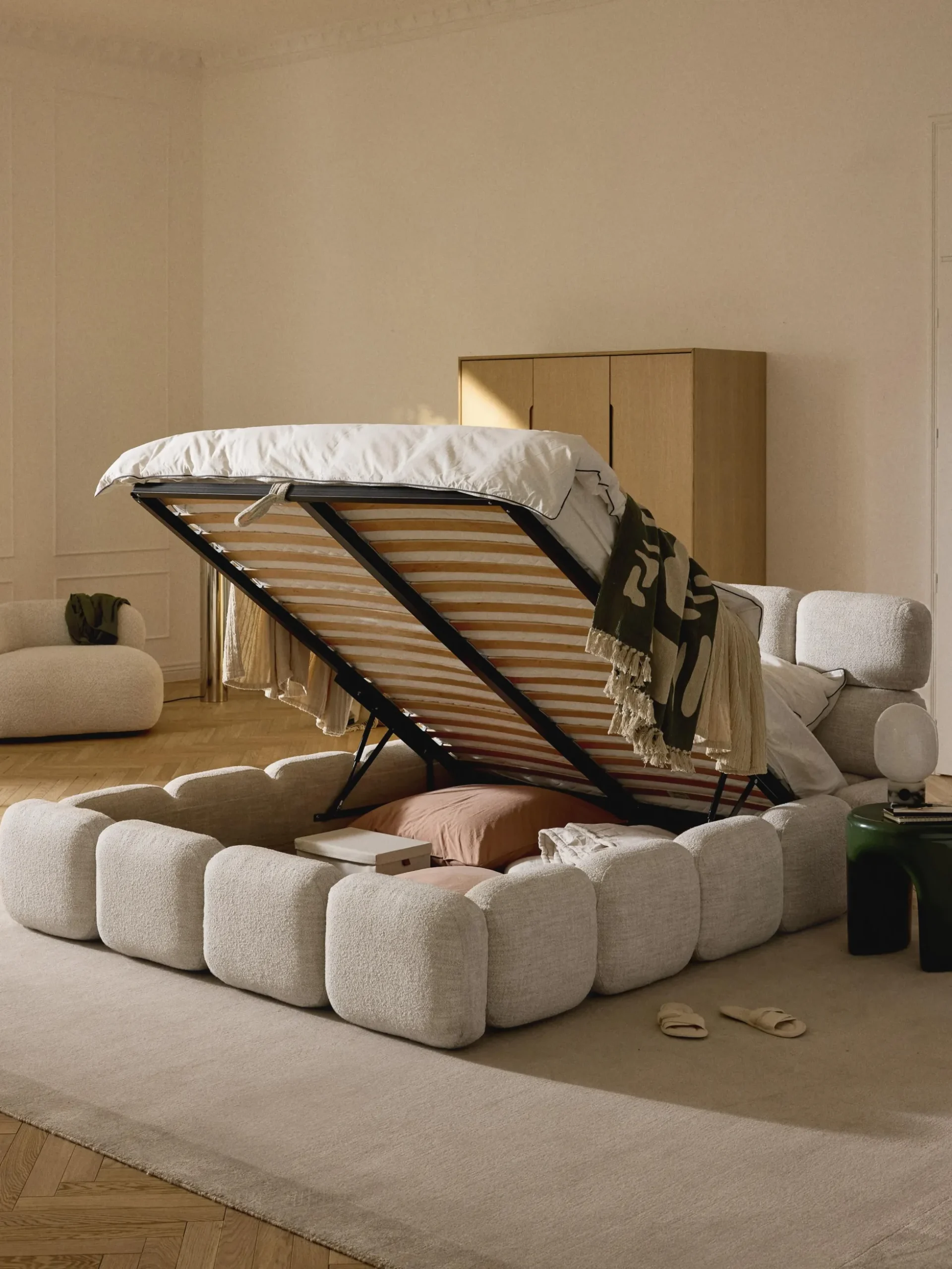 Letto imbottito in bouclé con contenitore Tayla