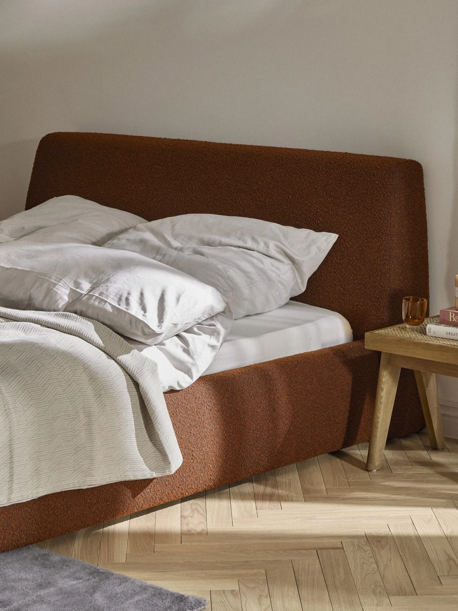 Letto imbottito in bouclé con contenitore Cloud