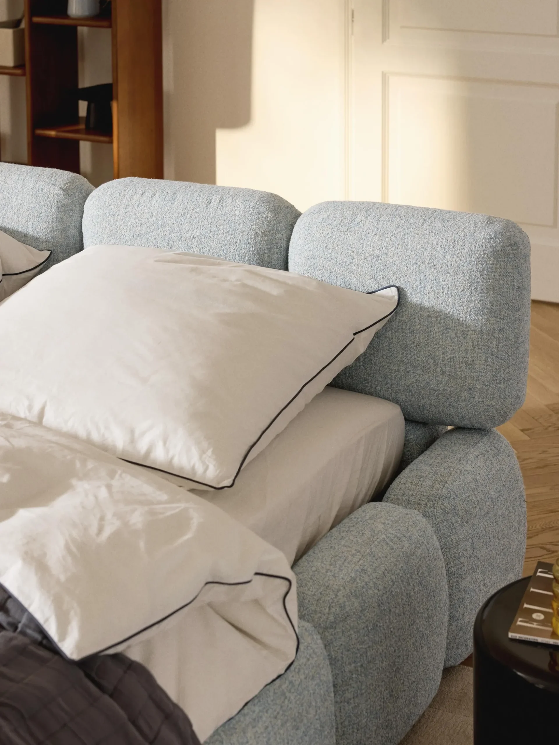 Letto imbottito in bouclé con contenitore Tayla