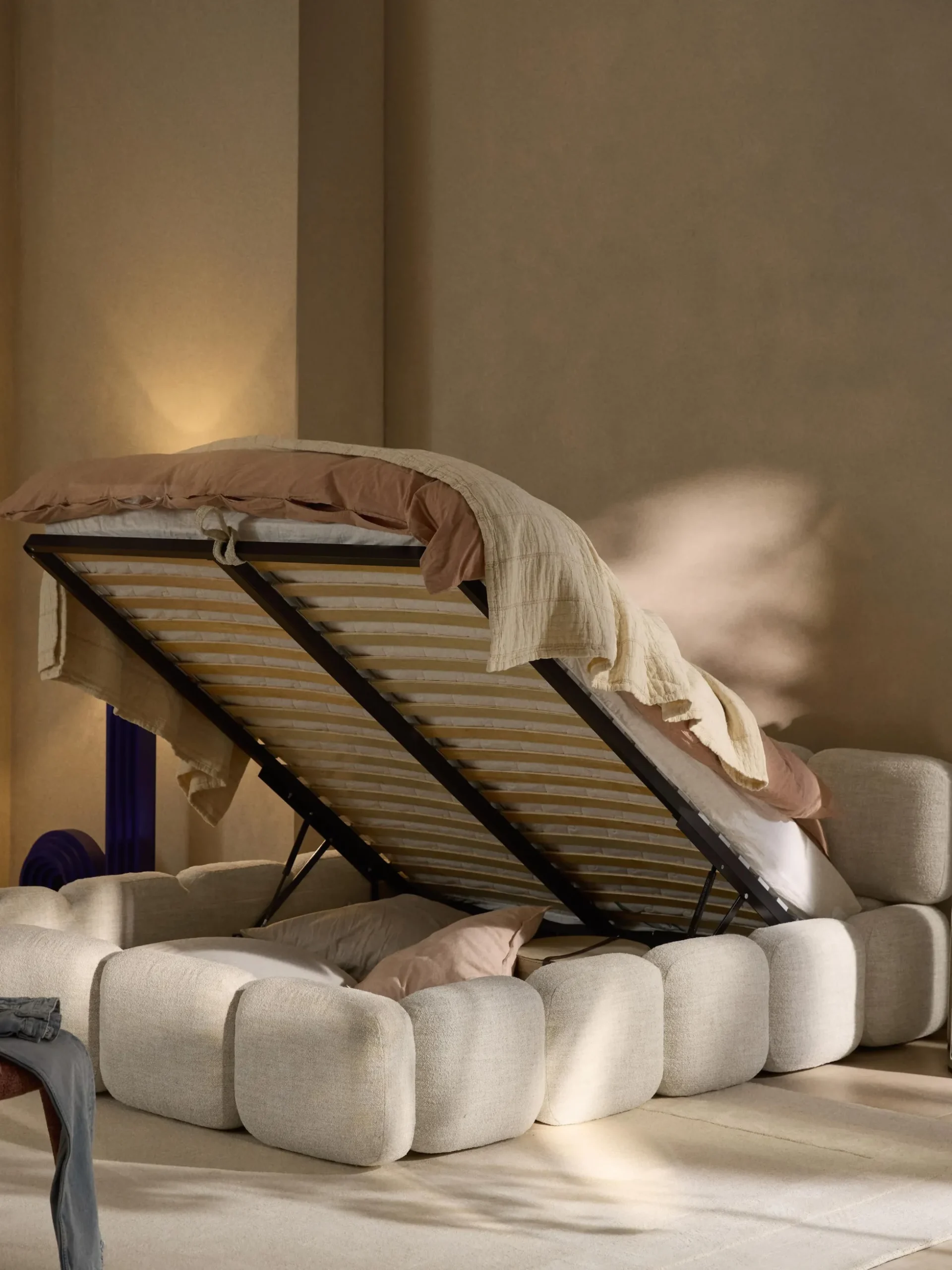 Letto imbottito in bouclé con contenitore Tayla