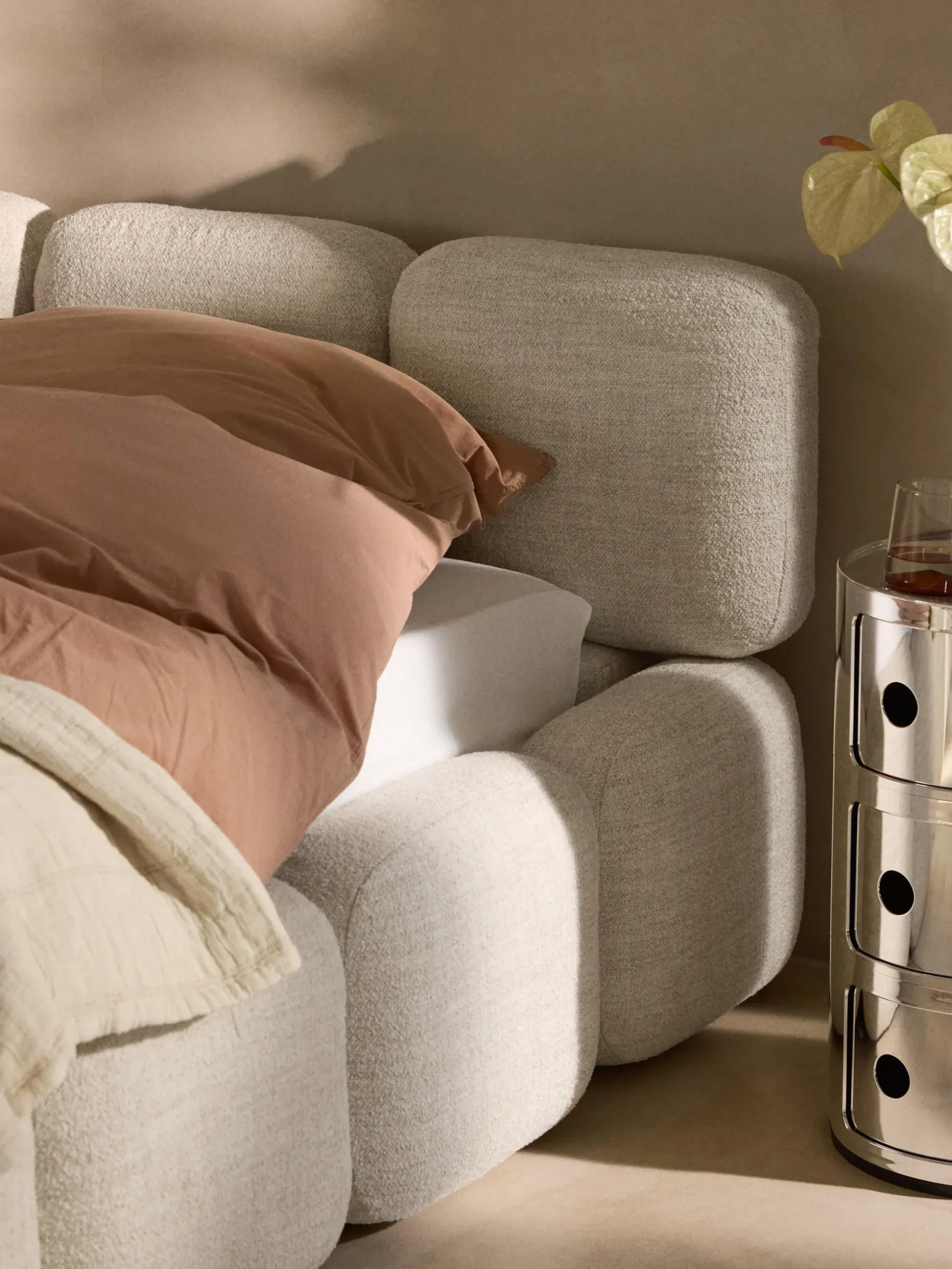 Letto imbottito in bouclé con contenitore Tayla