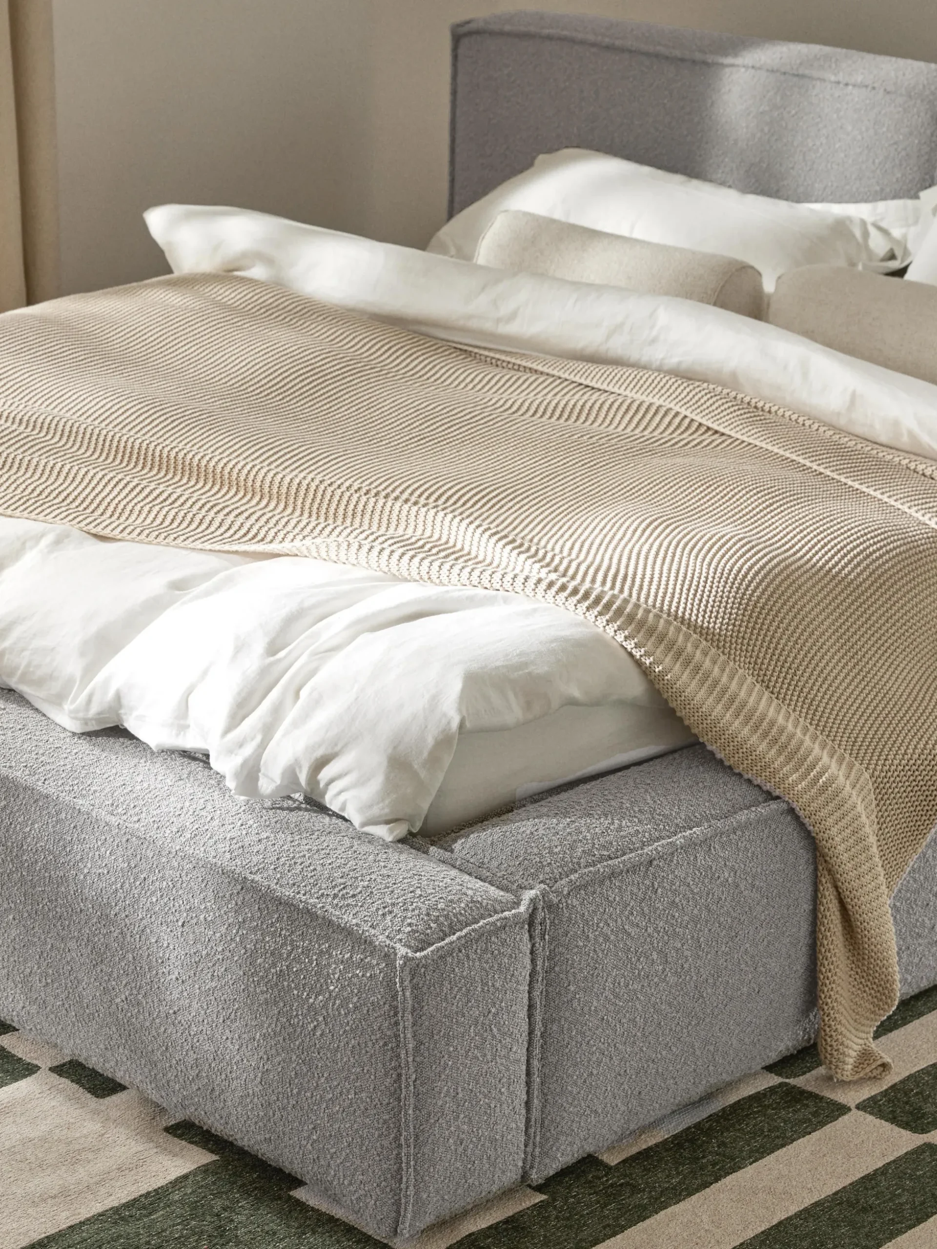 Letto imbottito in bouclé con contenitore Lennon