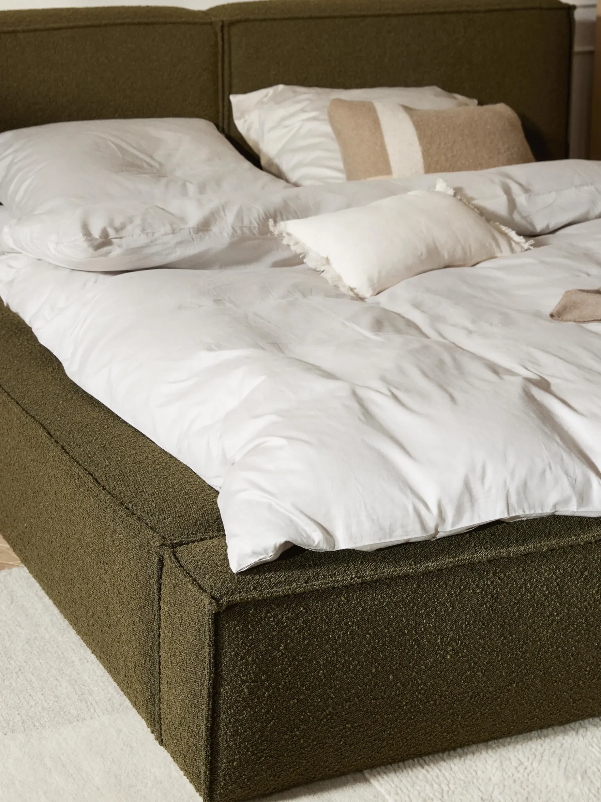 Letto imbottito in bouclé con contenitore Lennon