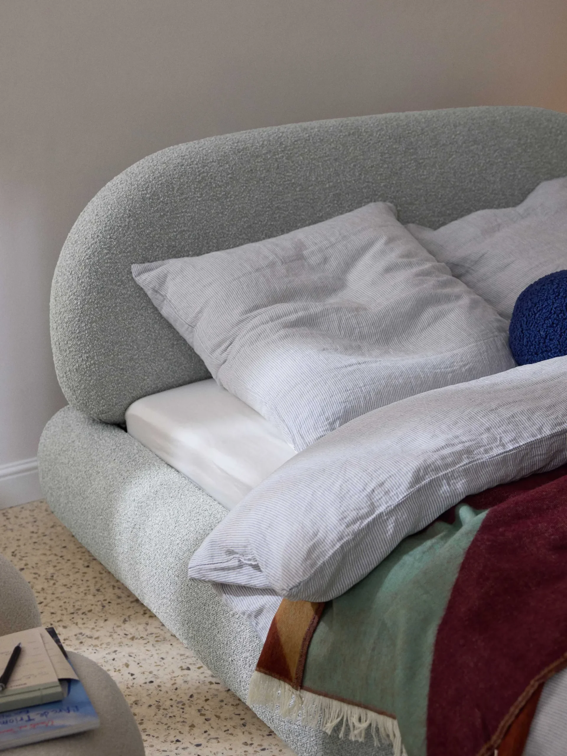 Letto imbottito in bouclé con contenitore Alba
