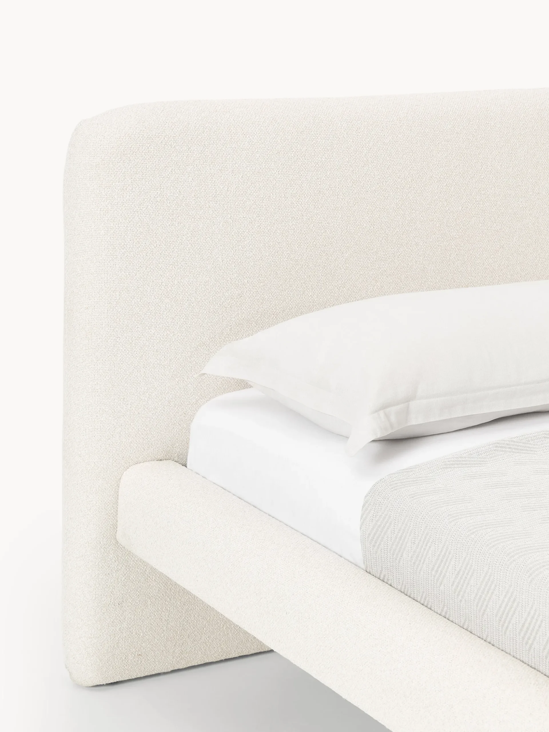 Letto imbottito in bouclé con gambe in metallo Olina