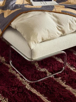 Letto imbottito in bouclé con gambe in metallo Olina