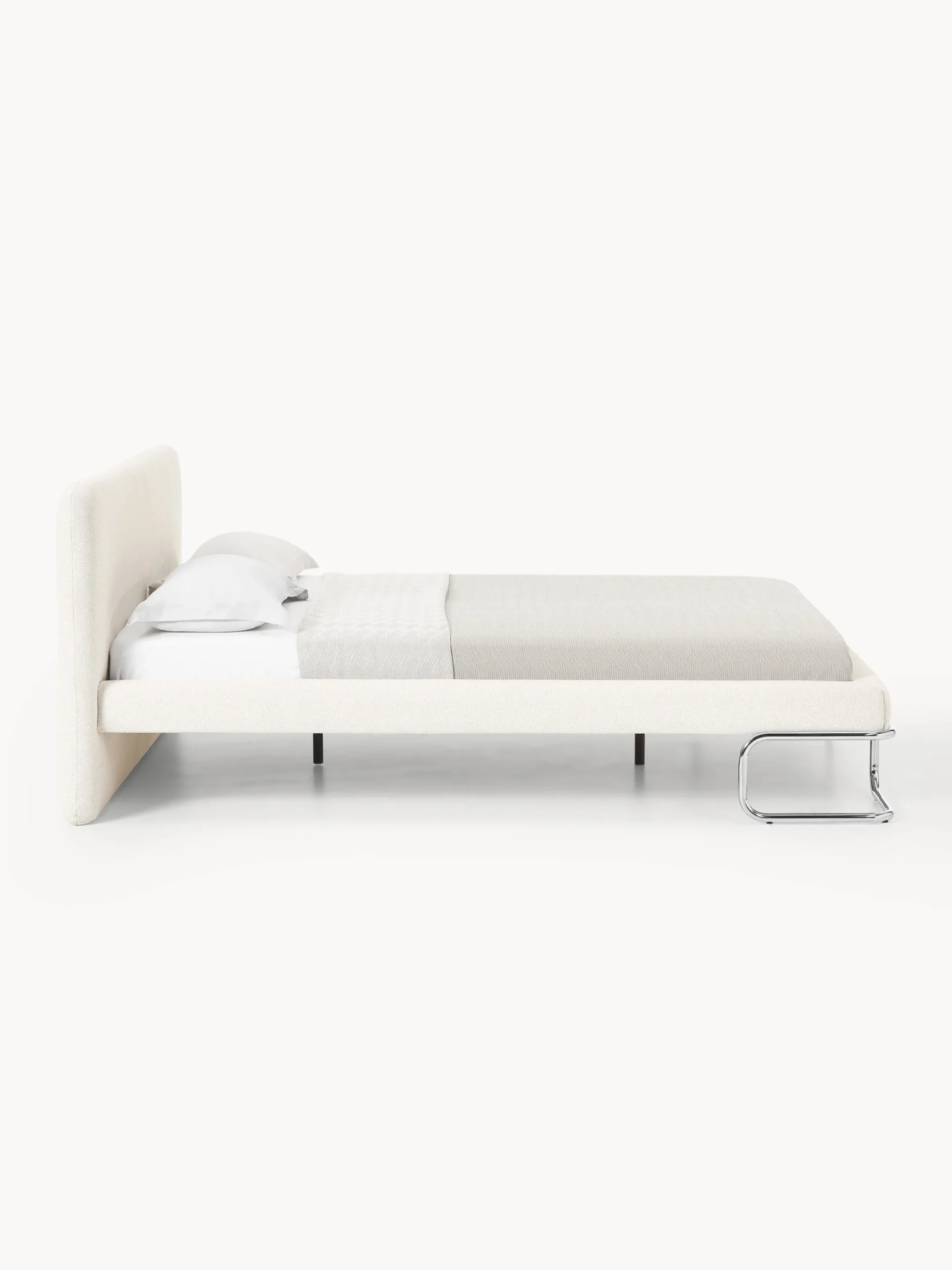 Letto imbottito in bouclé con gambe in metallo Olina