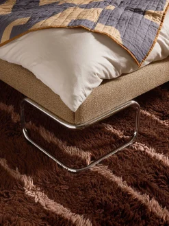 Letto imbottito in bouclé con gambe in metallo Olina