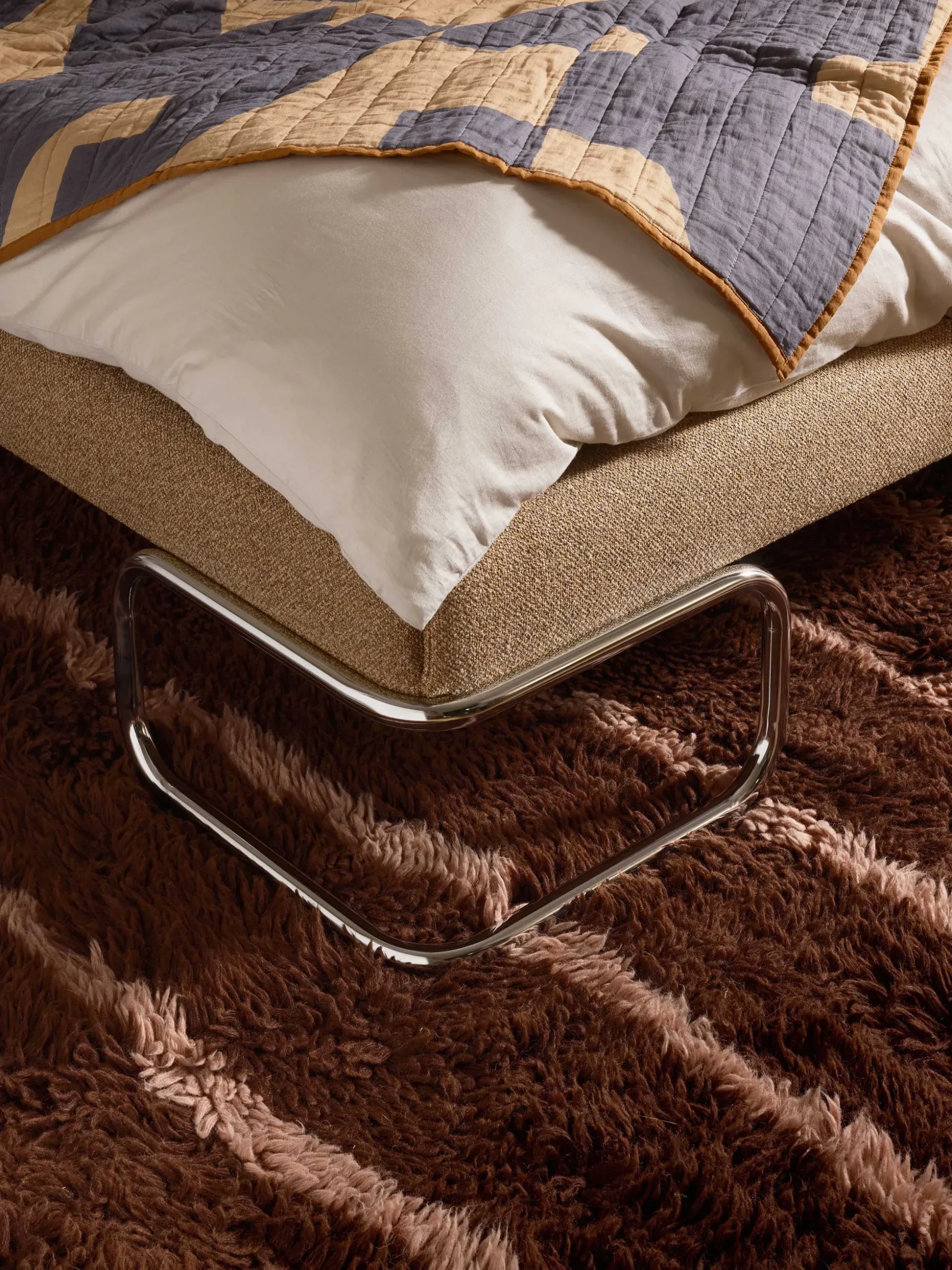 Letto imbottito in bouclé con gambe in metallo Olina