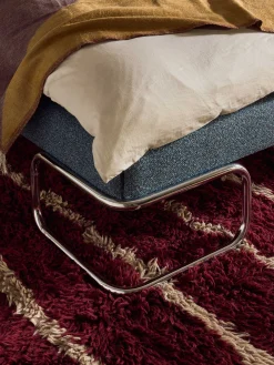 Letto imbottito in bouclé con gambe in metallo Olina