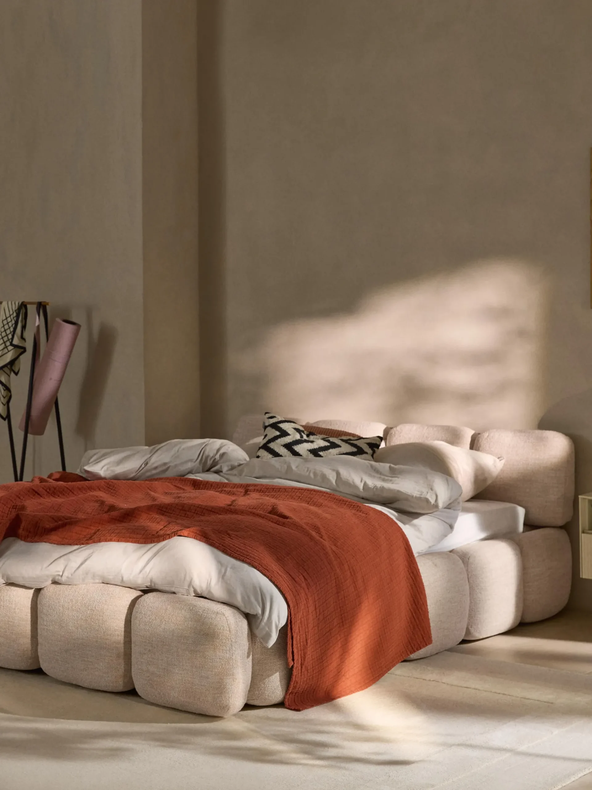 Letto imbottito in bouclé Tayla
