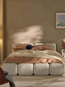 Letto imbottito in bouclé Tayla