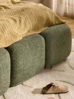 Letto imbottito in teddy-bouclé con spazio contenitore aggiuntivo Tayla