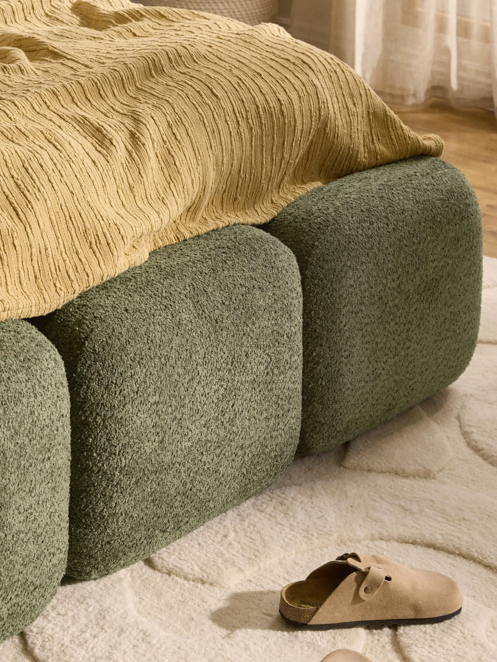 Letto imbottito in teddy-bouclé con spazio contenitore aggiuntivo Tayla