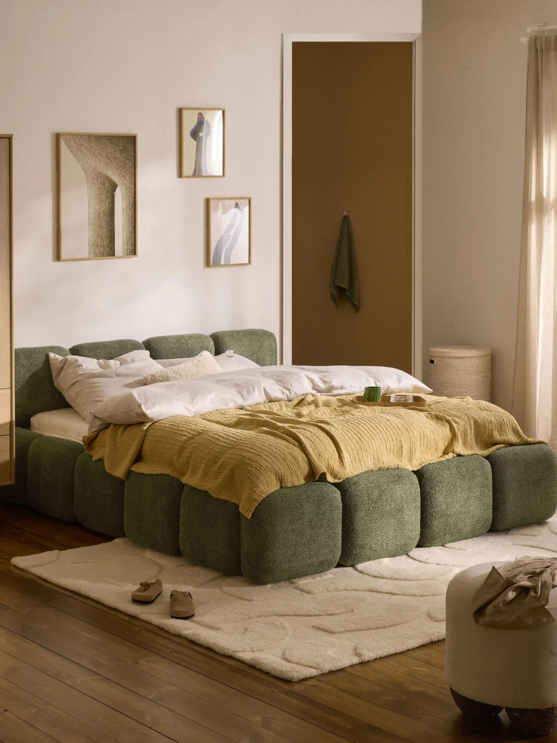 Letto imbottito in teddy-bouclé con spazio contenitore aggiuntivo Tayla