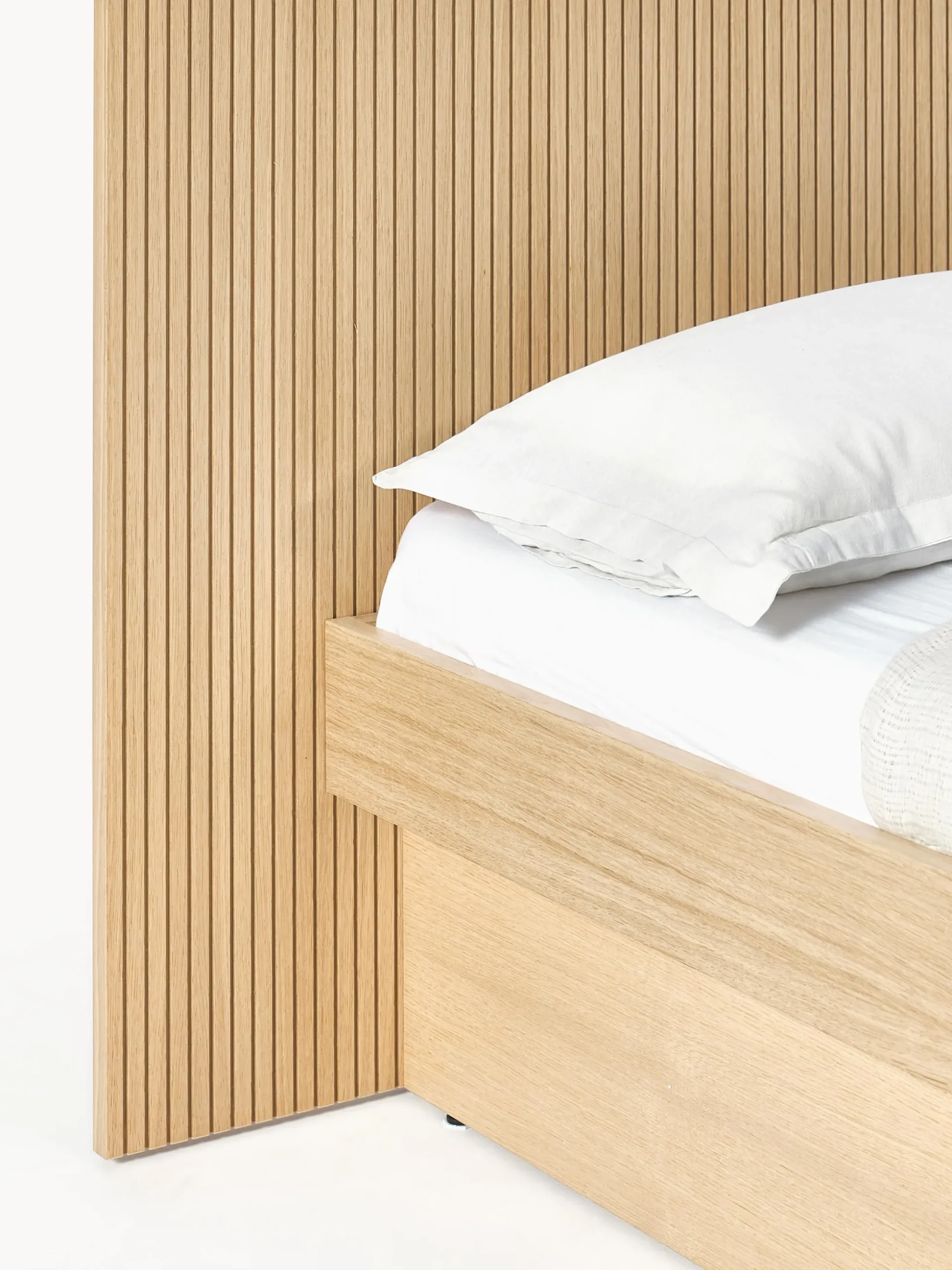 Letto in legno con testiera e vano contenitore Sato